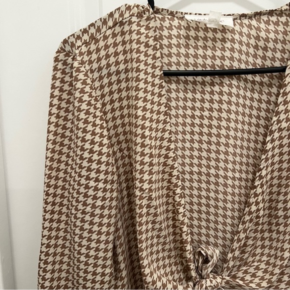 Long sleeve crop top size xs. Worn once. Ties in the front. - Picture 2 of 7